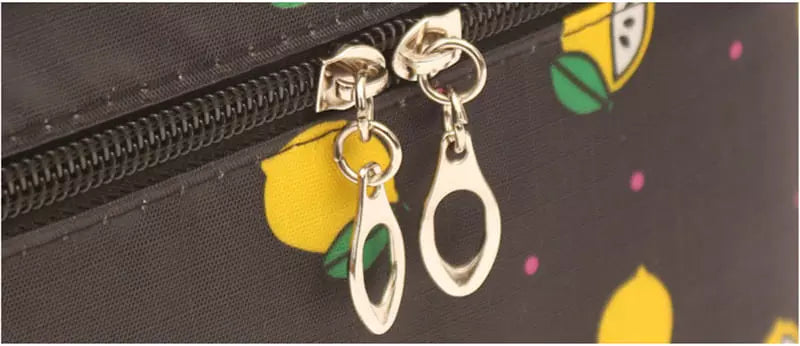 grande-trousse-de-toilette-femme-originale-noir-citron-2-a-vos-trousses
