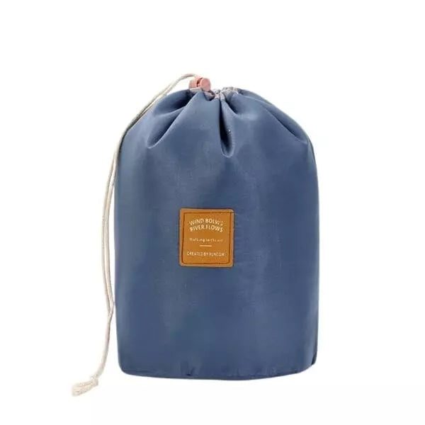 trousse-de-toilette-ronde-bleu-marine-a-vos-trousses Trousse de toilette ronde bleu marine - À vos trousses